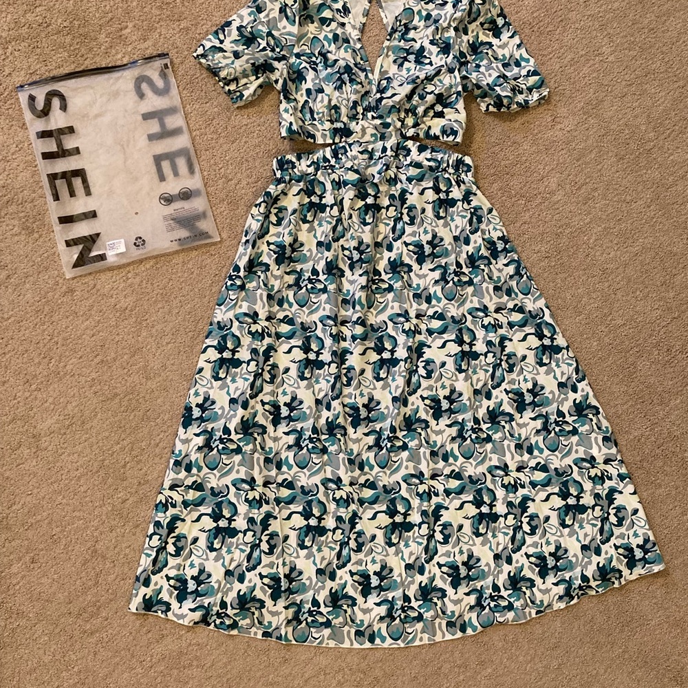 SHEIN - Allover Plant Print Cut Out Tie Back Puff Sleeve Dress - Picture 3 of 5